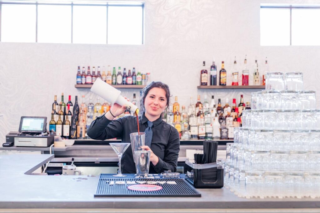 image of cocktail service in 21main event